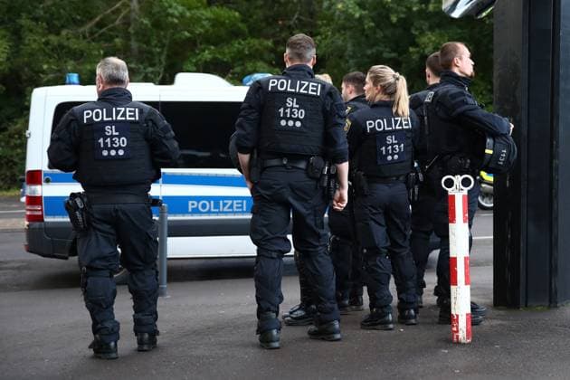 30.09.2025, xmohx, Fussball 3.Liga, 1.FC Saarbruecken - MSV Duisburg v.l. Polizei vor dem Stadion (DFL DFB REGULATIONS PROHIBIT ANY USE OF PHOTOGRAPHS as IMAGE SEQUENCES and or QUASI-VIDEO) Saarbruecken
