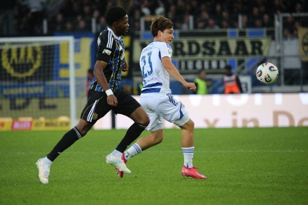 30.09.2025, xmohx, Fussball 3.Liga, 1.FC Saarbruecken - MSV Duisburg v.l. Abdoulaye Kamara (1.FC Saarbruecken) Jan-Simon Symalla (MSV Duisburg) Zweikampf, Aktion, action, battle for the ball (DFL DFB REGULATIONS PROHIBIT ANY USE OF PHOTOGRAPHS as IMAGE SEQUENCES and or QUASI-VIDEO) Saarbruecken