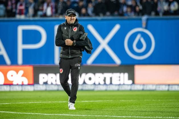 Rostock, Deutschland 30. September 2025: 3. Liga - 2025 2026 - FC Hansa Rostock vs. FC Energie Cottbus Im Bild: Trainer Claus-Dieter Wollitz (Energie Cottbus) DFB regulations prohibit any use of photographs as image sequences and or quasi-video. Copyright: xFotostandx xVoelkerx