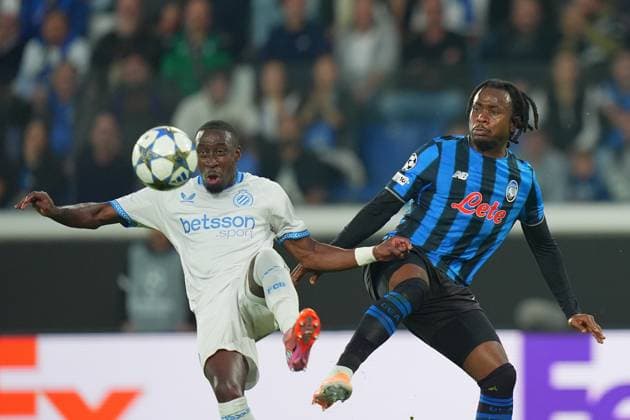 Atalanta s Ademola Lookman fights for the ball with Brugge s goalkeeper Joel Ordonez during the Uefa Champions League soccer match between Atalanta and Club Brugge at the New Balance Stadium in Bergamo , north Italy - Tuesday, September 30 , 2025. - Soccer .  Copyright: xSpada LaPressex