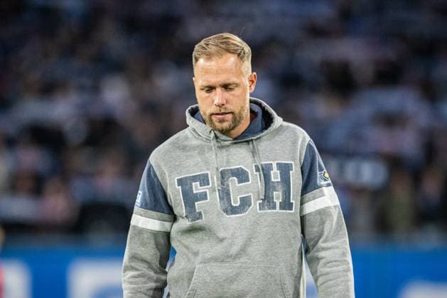 Rostock, Deutschland 30. September 2025: 3. Liga - 2025 2026 - FC Hansa Rostock vs. FC Energie Cottbus Im Bild: Chef-Trainer Daniel Brinkmann (Hansa Rostock) mit gesenktem Kopf DFB regulations prohibit any use of photographs as image sequences and or quasi-video. Copyright: xFotostandx xVoelkerx