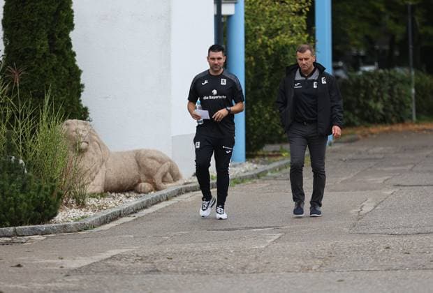 Fussball, Herren, 3.Liga, Saison 2025 2026, TSV 1860 München, Pressekonferenz, Grünwalder Strasse 114 Alper Kayabunar, Interimstrainer (TSV 1860 München) (li.) mit Manfred Paula, Interims-Geschäftsführer (TSV 1860 München) (re.) auf dem Weg zur PK