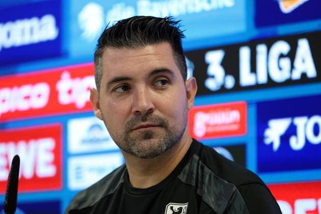 Fussball, Herren, 3.Liga, Saison 2025 2026, TSV 1860 München, Pressekonferenz, Grünwalder Strasse 114 Alper Kayabunar, Interimstrainer (TSV 1860 München) auf der Pressekonferenz, Kopf, Portrait, Blick nach links