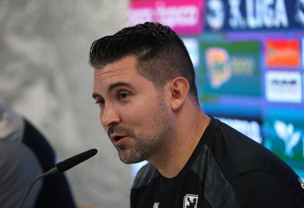 Fussball, Herren, 3.Liga, Saison 2025 2026, TSV 1860 München, Pressekonferenz, Grünwalder Strasse 114 Alper Kayabunar, Interimstrainer (TSV 1860 München) auf der Pressekonferenz, Kopf, Portrait