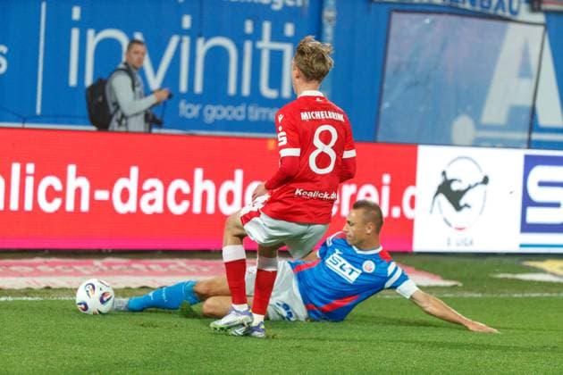 vorn Lukas Michelbrink (FCE) gegen Franz Pfanne (Rostock) ; GER, FC Hansa Rostock vs. FC Energie Cottbus, Fußball, Männer, 3. Liga, 09.Spieltag, Spielzeit 2025 2026, 30.09.2025 Rostock Ostseestadion Mecklenburg - Vorpommern Deutschland
