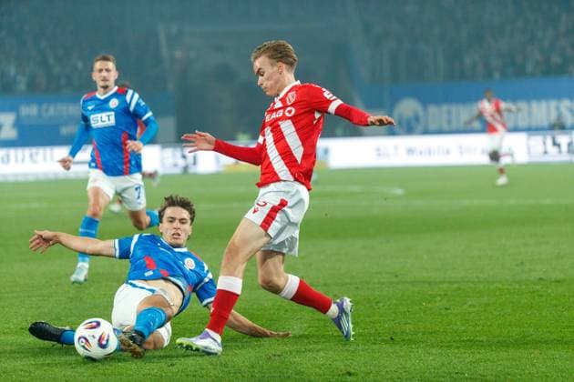 links Benno Dietze (Rostock) gegen Lukas Michelbrink (FCE) ; GER, FC Hansa Rostock vs. FC Energie Cottbus, Fußball, Männer, 3. Liga, 09.Spieltag, Spielzeit 2025 2026, 30.09.2025 Rostock Ostseestadion Mecklenburg - Vorpommern Deutschland