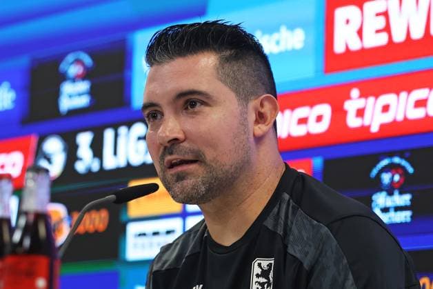 Fussball, Herren, 3.Liga, Saison 2025 2026, TSV 1860 München, Pressekonferenz, Grünwalder Strasse 114 Alper Kayabunar, Interimstrainer (TSV 1860 München) auf der Pressekonferenz, Kopf, Portrait