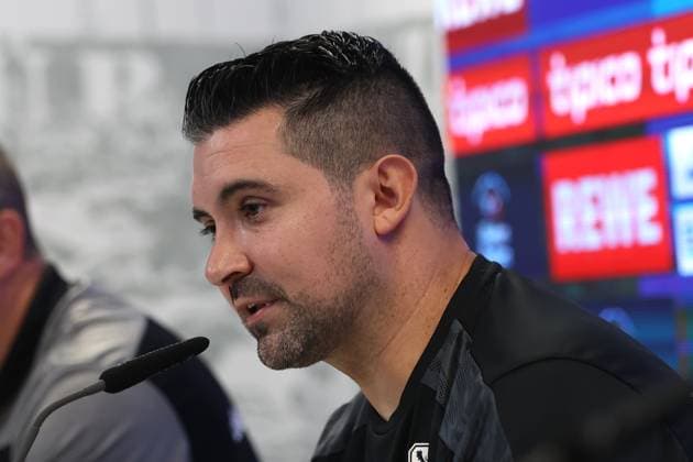 Fussball, Herren, 3.Liga, Saison 2025 2026, TSV 1860 München, Pressekonferenz, Grünwalder Strasse 114 Alper Kayabunar, Interimstrainer (TSV 1860 München) auf der Pressekonferenz, Kopf, Portrait, seitlich im Profil
