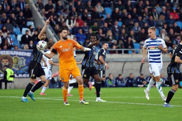 30.09.2025, xrekx, Fussball 3.Liga, 1.FC Saarbruecken - MSV Duisburg v.l. Sven Sonnenberg (1.FC Saarbruecken) Phillip Menzel (1.FC Saarbruecken) Abdoulaye Kamara (1.FC Saarbruecken) Florian Krüger Krueger (MSV Duisburg) (DFL DFB REGULATIONS PROHIBIT ANY USE OF PHOTOGRAPHS as IMAGE SEQUENCES and or QUASI-VIDEO) Saarbruecken