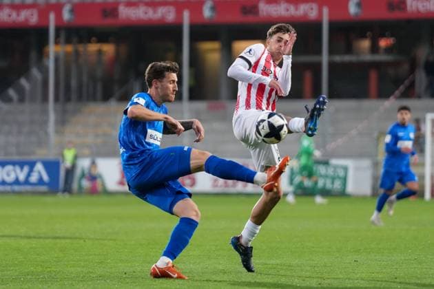 Sascha Eisele (TSG Balingen, 02) im Zweikampf mit Mateo Zelic (SC Freiburg II, 29) , Deutschland, Fussball, Regionalliga Südwest, 10.Spieltag, 2025 2026, SC Freiburg II vs. TSG Balingen, 30.09.2025, Dreisamstadion, Freiburg, Deutschland DFB REGULATIONS PROHIBIT ANY USE OF PHOTOGRAPHS AS IMAGE SEQUENCES AND OR QUASI-VIDEO. Freiburg Dreisamstadion Baden-Wuerttemberg Deutschland Copyright: xArnexAmbergx