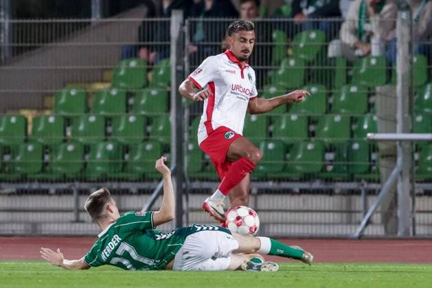 v.li.: Ole Schulz (SV Werder Bremen II, 27) und Ali Abu Alfa (VfB Lübeck, 11) im Zweikampf, Duell, Dynamik, Aktion, Action, Spielszene, 30.09.2025, Bremen (Deutschland), Fussball, Regionalliga Nord, SV Werder Bremen II - VfB Lübeck