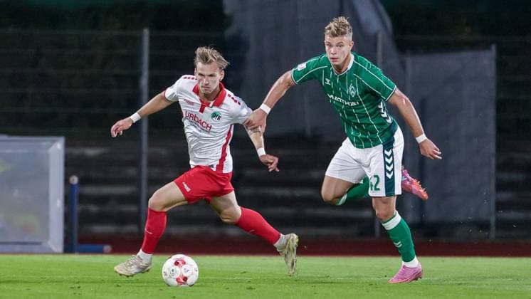 v.li.: Luca Menke (VfB Lübeck, 5) und Keke Topp (SV Werder Bremen II, 42) im Zweikampf, Duell, Dynamik, Aktion, Action, Spielszene, 30.09.2025, Bremen (Deutschland), Fussball, Regionalliga Nord, SV Werder Bremen II - VfB Lübeck