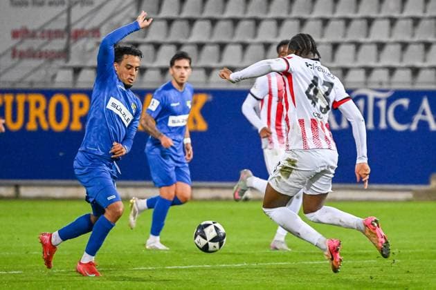Amnay Moutassime (TSG Balingen, 18), Bruno Ogbus (SC Freiburg II, 43) haben den Ball im Fokus. GER, SC Freiburg - TSG Balingen, Fussball, Regionalliga Suedwest, 10. Spieltag, Saison 2025 2026, 30.09.2025 DFB REGULATIONS PROHIBIT ANY USE OF PHOTOGRAPHS AS IMAGE SEQUENCES AND OR QUASI-VIDEO GER, SC Freiburg - TSG Balingen, Fussball, Regionalliga Suedwest, 10. Spieltag, Saison 2025 2026, 30.09.2025 Freiburg Copyright: xEibner-Pressefoto ThomasxHessx EP_THS