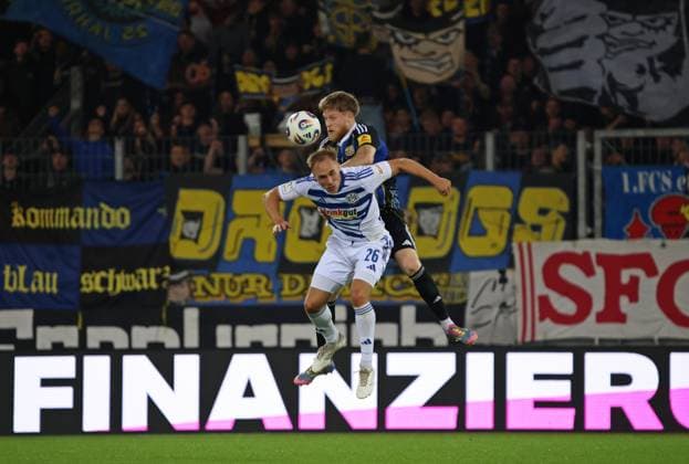 30.09.2025, Fussball, Herren, 3. Liga, Saison 2025 2026, 1. FC Saarbrücken - MSV Duisburg, Florian Krüger (MSV Duisburg) Joel Bichsel (1. FC Saarbruecken) Saarbrücken Ludwigsparkstadion Saarland Deutschland (DE) Copyright: xFabianxKleerx