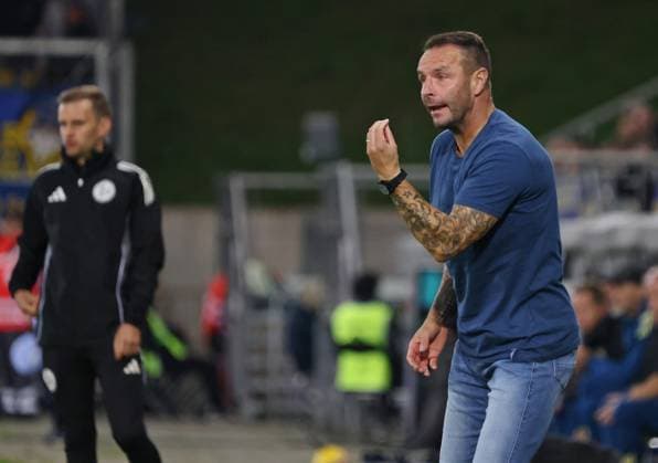 30.09.2025, Fussball, Herren, 3. Liga, Saison 2025 2026, 1. FC Saarbrücken - MSV Duisburg, Trainer Dietmar Hirsch (MSV Duisburg) gestikuliert, gibt Anweisungen Saarbrücken Ludwigsparkstadion Saarland Deutschland (DE) Copyright: xFabianxKleerx