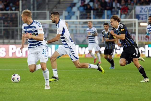 30.09.2025, xrekx, Fussball 3.Liga, 1.FC Saarbruecken - MSV Duisburg v.l. Florian Krüger Krueger (MSV Duisburg) Rasim Bulic (MSV Duisburg) Lasse Wilhelm (1.FC Saarbruecken) (DFL DFB REGULATIONS PROHIBIT ANY USE OF PHOTOGRAPHS as IMAGE SEQUENCES and or QUASI-VIDEO) Saarbruecken
