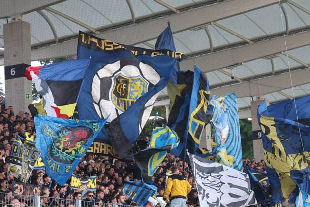 30.09.2025, xrekx, Fussball 3.Liga, 1.FC Saarbruecken - MSV Duisburg v.l. FCS Fans ,Stimmung, Schals, Trikot, Fahne, Banner, Ultras, Zuschauer, Besucher, Choreo, Choreografie, atmosphere, spectators, Visitors (DFL DFB REGULATIONS PROHIBIT ANY USE OF PHOTOGRAPHS as IMAGE SEQUENCES and or QUASI-VIDEO) Saarbruecken