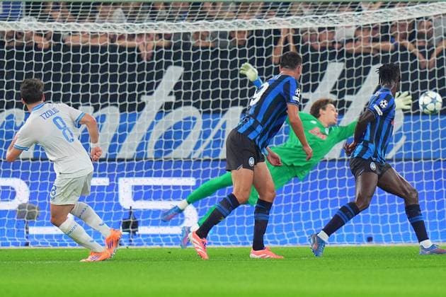 Brugge s Christos Tzolis scores 0-1 during the Uefa Champions League soccer match between Atalanta and Club Brugge at the New Balance Stadium in Bergamo , north Italy - Tuesday, September 30 , 2025. - Soccer .  Copyright: xSpada LaPressex