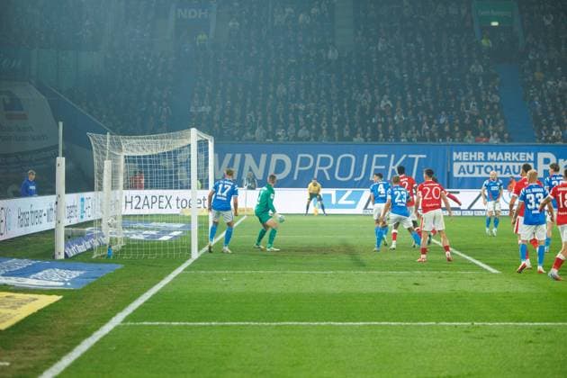 Nicht im Bild: Moritz Hannemann (FCE) trifft zum 0:1 - Nr.17 Florian Carstens (Rostock) und Torwart Benjamin Uphoff (Rostock) schauen dem Ball hinterher; GER, FC Hansa Rostock vs. FC Energie Cottbus, Fußball, Männer, 3. Liga, 09.Spieltag, Spielzeit 2025 2026, 30.09.2025 Rostock Ostseestadion Mecklenburg - Vorpommern Deutschland