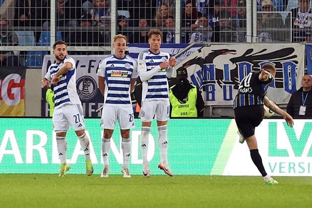 30.09.2025, xrekx, Fussball 3.Liga, 1.FC Saarbruecken - MSV Duisburg v.l. Can Coskun (MSV Duisburg) Florian Krüger Krueger (MSV Duisburg) Christian Viet (MSV Duisburg) Florian Pick (1.FC Saarbruecken) (DFL DFB REGULATIONS PROHIBIT ANY USE OF PHOTOGRAPHS as IMAGE SEQUENCES and or QUASI-VIDEO) Saarbruecken