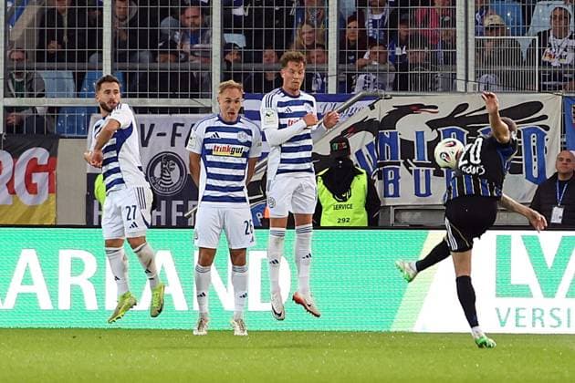30.09.2025, xrekx, Fussball 3.Liga, 1.FC Saarbruecken - MSV Duisburg v.l. Can Coskun (MSV Duisburg) Florian Krüger Krueger (MSV Duisburg) Christian Viet (MSV Duisburg) Florian Pick (1.FC Saarbruecken) (DFL DFB REGULATIONS PROHIBIT ANY USE OF PHOTOGRAPHS as IMAGE SEQUENCES and or QUASI-VIDEO) Saarbruecken