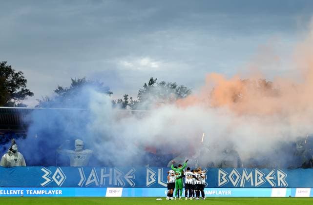 30.09.2025, Deutschland, Stuttgart, Fussball Regionalliga Südwest, SV Stuttgarter Kickers vs. SGV Freiberg, 30 Jahre Blaue Bomber (Kickers), Choreografie