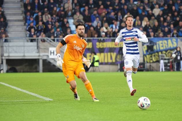 30.09.2025, xrekx, Fussball 3.Liga, 1.FC Saarbruecken - MSV Duisburg v.l. Phillip Menzel (1.FC Saarbruecken) Christian Viet (MSV Duisburg) (DFL DFB REGULATIONS PROHIBIT ANY USE OF PHOTOGRAPHS as IMAGE SEQUENCES and or QUASI-VIDEO) Saarbruecken