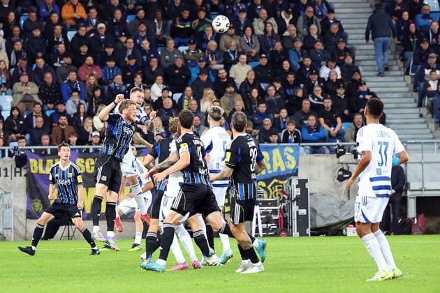 30.09.2025, xrekx, Fussball 3.Liga, 1.FC Saarbruecken - MSV Duisburg v.l. Joel Bichsel (1.FC Saarbruecken) Alexander Hahn (MSV Duisburg) (DFL DFB REGULATIONS PROHIBIT ANY USE OF PHOTOGRAPHS as IMAGE SEQUENCES and or QUASI-VIDEO) Saarbruecken