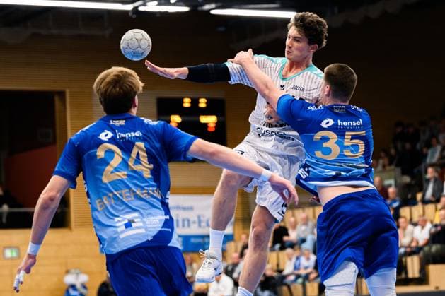 Grosswallstadt: 2.HBL - 25 26 - TV Grosswallstadt - SG BBM Bietigheim v.li. Ben Connar Battermann (TV Grosswallstadt), Fynn Nicolaus (Bietigheim), Axel Skaarnaes (TV Grosswallstadt) Elsenfeld Untermainhalle Bayern Deutschland