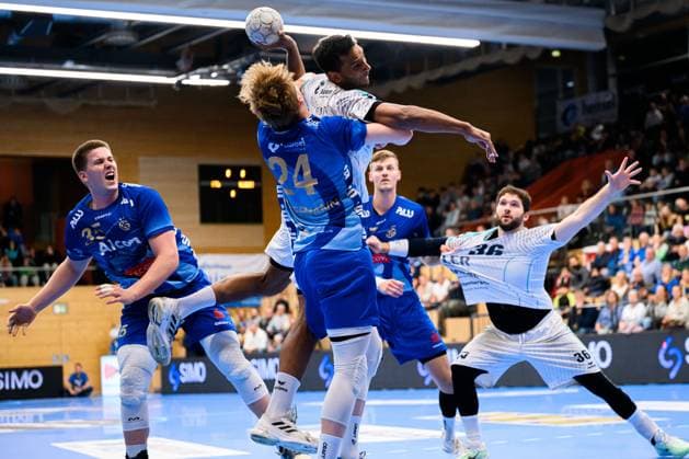 Grosswallstadt: 2.HBL - 25 26 - TV Grosswallstadt - SG BBM Bietigheim v. li. im Zweikampf Ben Connar Battermann (TV Grosswallstadt) und Djibril M™Bengue (Bietigheim) Elsenfeld Untermainhalle Bayern Deutschland