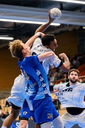 Grosswallstadt: 2.HBL - 25 26 - TV Grosswallstadt - SG BBM Bietigheim v. li. im Zweikampf Ben Connar Battermann (TV Grosswallstadt) und Djibril M™Bengue (Bietigheim) Elsenfeld Untermainhalle Bayern Deutschland