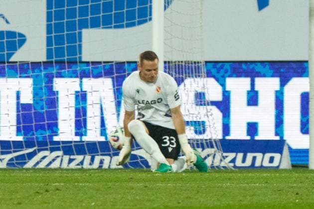 Nicht im Bild: Torschütze Ryan Naderi (Rostock) trifft zum 1:1 - Torwart Marius Funk (FCE) lässt den Ball durch die Beine rutschen; GER, FC Hansa Rostock vs. FC Energie Cottbus, Fußball, Männer, 3. Liga, 09.Spieltag, Spielzeit 2025 2026, 30.09.2025 Rostock Ostseestadion Mecklenburg - Vorpommern Deutschland