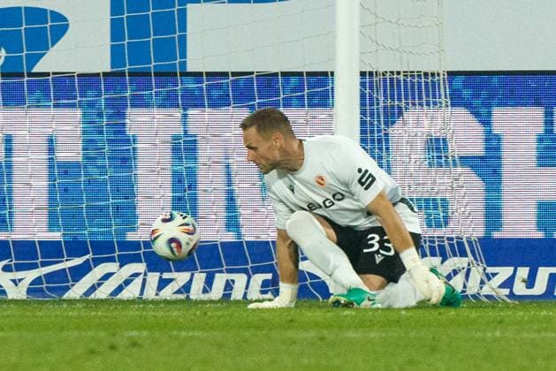 Nicht im Bild: Torschütze Ryan Naderi (Rostock) trifft zum 1:1 - Torwart Marius Funk (FCE) lässt den Ball durch die Beine rutschen; GER, FC Hansa Rostock vs. FC Energie Cottbus, Fußball, Männer, 3. Liga, 09.Spieltag, Spielzeit 2025 2026, 30.09.2025 Rostock Ostseestadion Mecklenburg - Vorpommern Deutschland