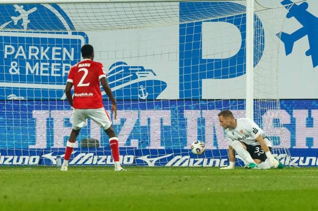 Nicht im Bild: Torschütze Ryan Naderi (Rostock) trifft zum 1:1 - Torwart Marius Funk (FCE) lässt den Ball durch die Beine rutschen; GER, FC Hansa Rostock vs. FC Energie Cottbus, Fußball, Männer, 3. Liga, 09.Spieltag, Spielzeit 2025 2026, 30.09.2025 Rostock Ostseestadion Mecklenburg - Vorpommern Deutschland