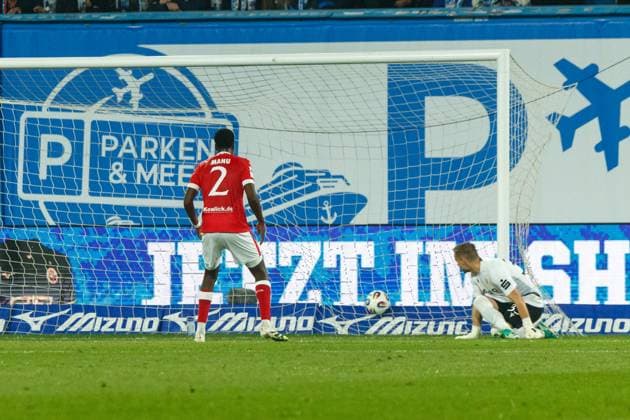 Nicht im Bild: Torschütze Ryan Naderi (Rostock) trifft zum 1:1 - Torwart Marius Funk (FCE) lässt den Ball durch die Beine rutschen; GER, FC Hansa Rostock vs. FC Energie Cottbus, Fußball, Männer, 3. Liga, 09.Spieltag, Spielzeit 2025 2026, 30.09.2025 Rostock Ostseestadion Mecklenburg - Vorpommern Deutschland