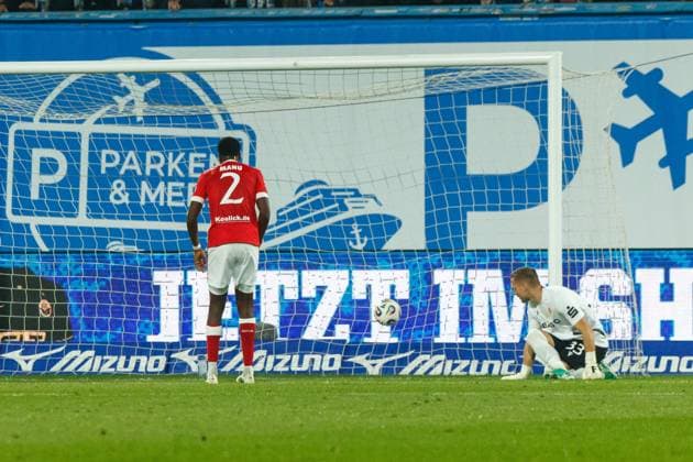 Nicht im Bild: Torschütze Ryan Naderi (Rostock) trifft zum 1:1 - Torwart Marius Funk (FCE) lässt den Ball durch die Beine rutschen; GER, FC Hansa Rostock vs. FC Energie Cottbus, Fußball, Männer, 3. Liga, 09.Spieltag, Spielzeit 2025 2026, 30.09.2025 Rostock Ostseestadion Mecklenburg - Vorpommern Deutschland