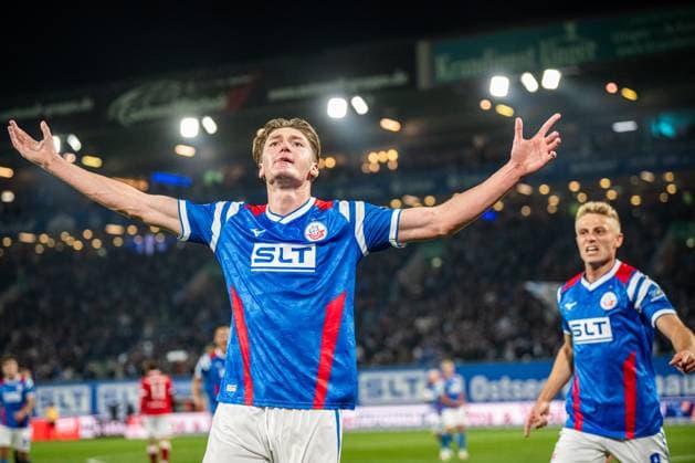 Rostock, Deutschland 30. September 2025: 3. Liga - 2025 2026 - FC Hansa Rostock vs. FC Energie Cottbus Im Bild: Ryan Naderi (Hansa Rostock) jubelt nach seinem Tor zum 1:1 DFB regulations prohibit any use of photographs as image sequences and or quasi-video. *** Rostock, Germany 30 September 2025 3 Liga 2025 2026 FC Hansa Rostock vs FC Energie Cottbus In the picture Ryan Naderi Hansa Rostock cheers after his goal to 1 1 DFB regulations prohibit any use of photographs as image sequences and or quasi video Copyright: xFotostandx xVoelkerx