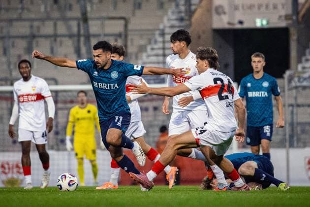 Fussball - 3. Liga - VfB Stuttgart II - SV Wehen Wiesbaden - 30.09.25, Tarik Gözüsirin (SVWW), Christopher Olivier (VFB), -