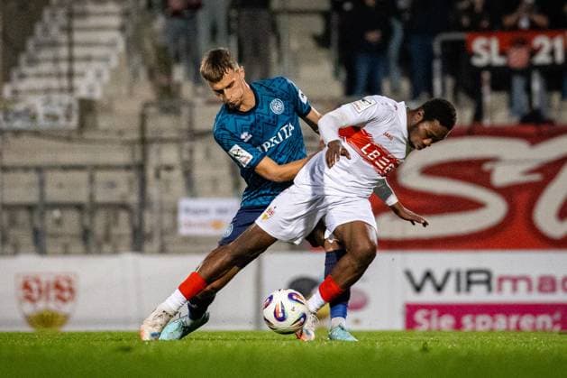 Fussball - 3. Liga - VfB Stuttgart II - SV Wehen Wiesbaden - 30.09.25, Justin Janitzek (SVWW), Mohamed Sankoh (Stuttgart), -
