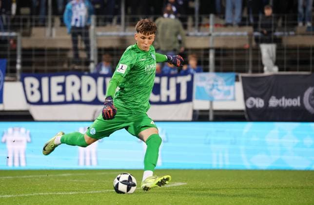 30.09.2025, Deutschland, Stuttgart, Fussball Regionalliga Südwest, SV Stuttgarter Kickers vs. SGV Freiberg, Bela Luis Dumrath (Kickers)