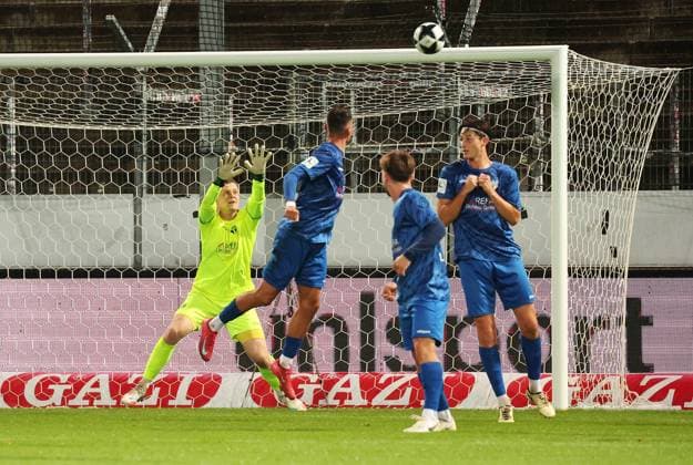 30.09.2025, Deutschland, Stuttgart, Fussball Regionalliga Südwest, SV Stuttgarter Kickers vs. SGV Freiberg, im Tor Benedikt Grawe (SGV)