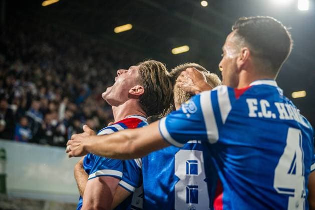 Rostock, Deutschland 30. September 2025: 3. Liga - 2025 2026 - FC Hansa Rostock vs. FC Energie Cottbus Im Bild: 1.v.li. Ryan Naderi (Hansa Rostock) jubelt nach seinem Tor zum 1:1 mit seinen Mannschaftskollegen, DFB regulations prohibit any use of photographs as image sequences and or quasi-video. Copyright: xFotostandx xVoelkerx