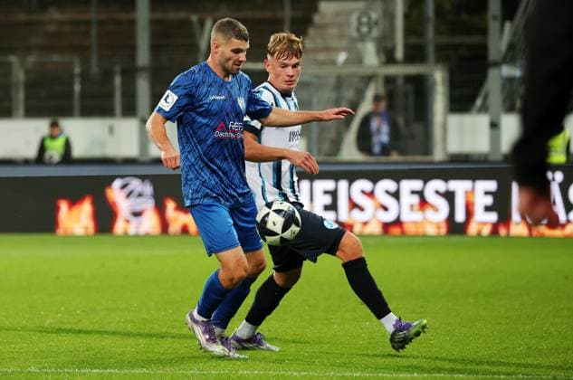 30.09.2025, Deutschland, Stuttgart, Fussball Regionalliga Südwest, SV Stuttgarter Kickers vs. SGV Freiberg, v.l. Jacob Engel (SGV), Samuel Unsöld (Kickers)