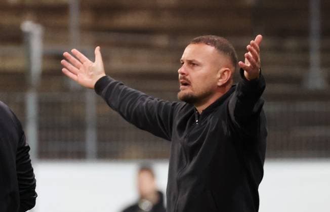30.09.2025, Deutschland, Stuttgart, Fussball Regionalliga Südwest, SV Stuttgarter Kickers vs. SGV Freiberg, SGV Trainer Kushtrim Lushtaku