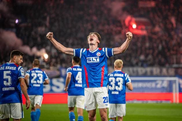 Rostock, Deutschland 30. September 2025: 3. Liga - 2025 2026 - FC Hansa Rostock vs. FC Energie Cottbus Im Bild: vorne Ryan Naderi (Hansa Rostock) jubelt nach seinem Tor zum 1:1 DFB regulations prohibit any use of photographs as image sequences and or quasi-video. Copyright: xFotostandx xVoelkerx