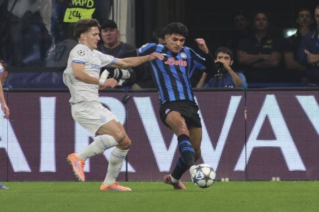 Raul Bellanova of Atalanta BC battle for the ball with Aleksandar Stankovic of Club Brugge during Atalanta BC vs Club Brugge, Chanpions League 2025-26 League phase, Matchday 2Â°, game at New Balance Arena in Bergamo (BG), Italy, on September 30, 2025.  Copyright: xDavidexCasentini IPAxSportx xipa-agency.netx xx IPA_65969978 IPA_Agency_IPA65969978