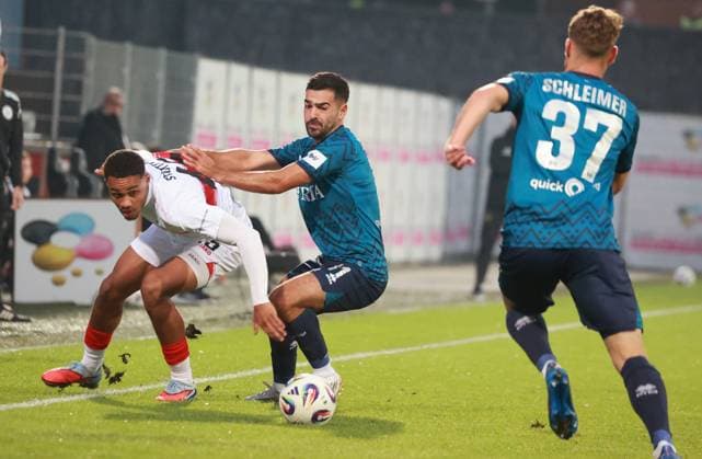 30.09.25 VfB Stuttgart II - SV Wehen Wiesbaden Deutschland, Großaspach, 30.09.2025, Fussball, 3. Liga, VfB Stuttgart II - SV Wehen Wiesbaden:v. li. Nikolas Nartey VFB, Nr.1 Tarik Gözüsirin Wiesbaden .