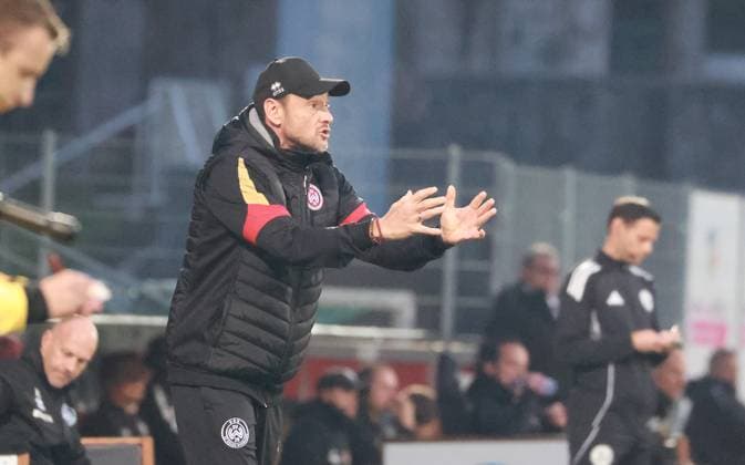 30.09.25 VfB Stuttgart II - SV Wehen Wiesbaden Deutschland, Großaspach, 30.09.2025, Fussball, 3. Liga, VfB Stuttgart II - SV Wehen Wiesbaden: Trainer Nils Döring Wiesbaden.