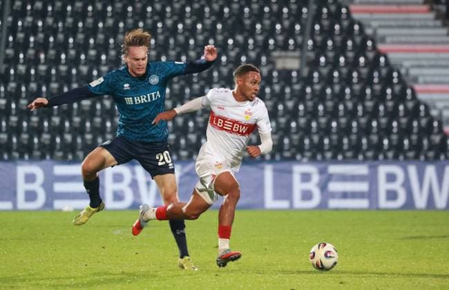 30.09.25 VfB Stuttgart II - SV Wehen Wiesbaden Deutschland, Großaspach, 30.09.2025, Fussball, 3. Liga, VfB Stuttgart II - SV Wehen Wiesbaden: Nr.20 Ryan Johansson Wiesbaden, Nikolas Natry VFB.