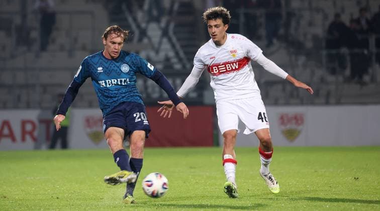 BAU 30.09.2025 Aspach Fußball VfB Stuttgart II vs. SV Wehen Wiesbaden, v.l. Ryan Nils Johansson (Wiesbaden), Ameen Al-Dakhil (VfB II)